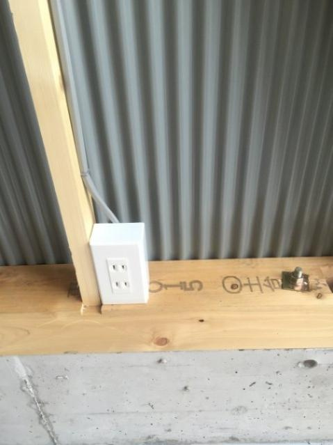 尼崎市水明町21シャッター付ガレージ【管理番号80】の設備|コンセントは後部と側部２か所ございます。