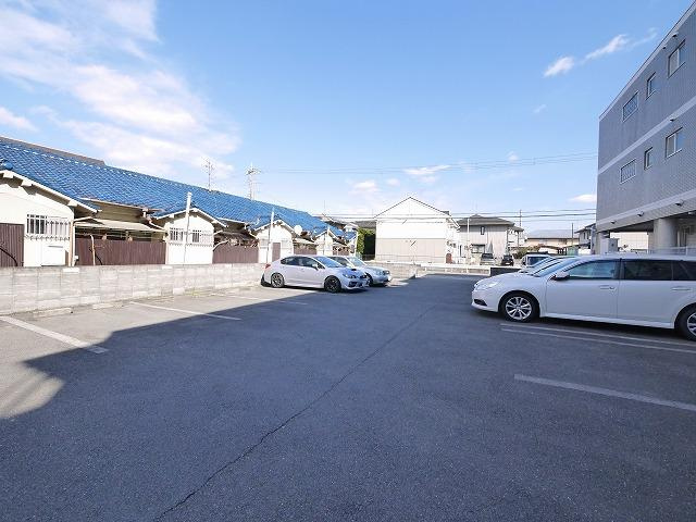 レフィナード大安寺Eの駐車場|駐車場があるので、車を買う予定の方も安心です