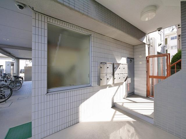 レフィナード大安寺Eのエントランス|キレイな共有スペース