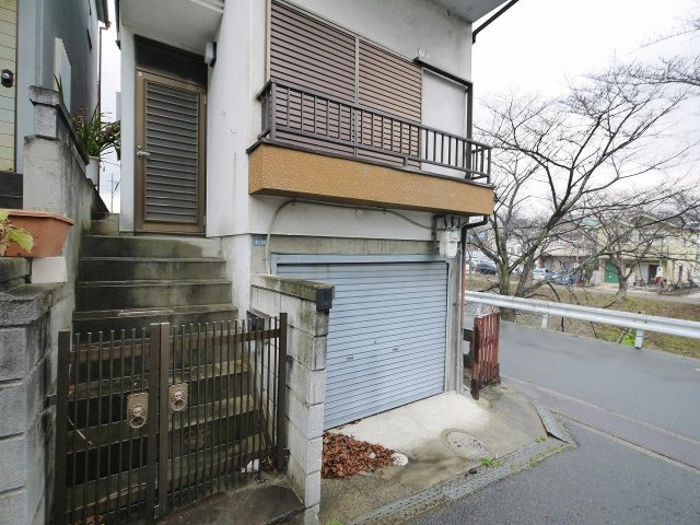 三条川西町戸建のエントランス