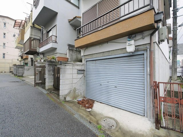 三条川西町戸建の駐車場