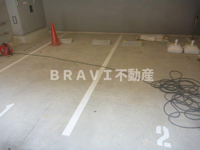 パークアクシス大阪新町　BRAVI不動産の駐車場|駐車場に車を止められます