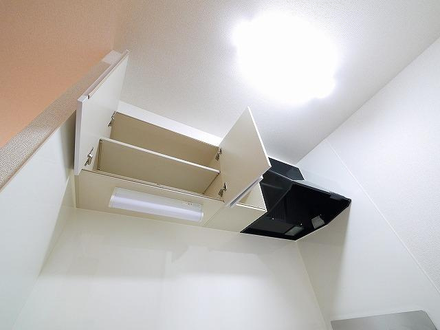 フォンテーヌ　Ｎ－Ⅴのキッチン|キッチン上の収納もあります。