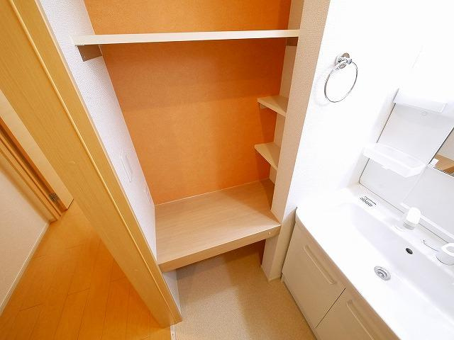 フォンテーヌ　Ｎ－Ⅴのその他|収納棚にタオルや洗剤などが収納できます