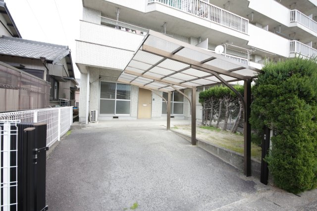 サワータウン花園の駐車場