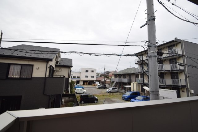 ソフィアのエントランス|目の前に高い建物ないです