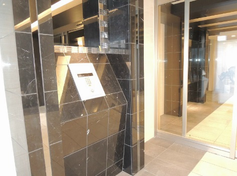 プレサンス堺筋本町駅前　BRAVI不動産のエントランス|【プレサンス堺筋本町駅前】ゆとりのあるエントランスです