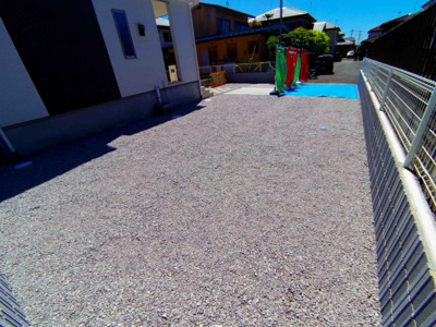 【駐車場】 | 鴻巣市 生出塚２丁目　建坪３５坪　敷地76坪　南に大きなお庭＋ガレージも作れる大きなカースペース。