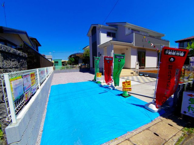 【駐車場】 | 鴻巣市 生出塚２丁目　建坪３５坪　敷地76坪　南に大きなお庭＋ガレージも作れる大きなカースペース。