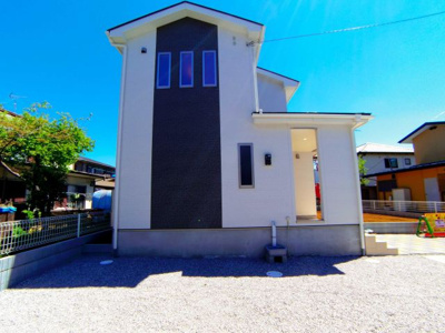 【外観】 | 鴻巣市 生出塚２丁目　建坪３５坪　敷地76坪　南に大きなお庭＋ガレージも作れる大きなカースペース。