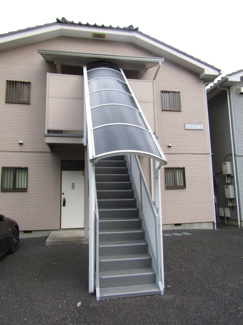 【外観】 | 2階への階段は屋根付です