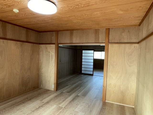 安田ハイツの洋室|広々とした8帖の洋室