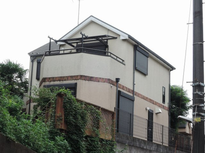 【外観】 | 中古戸建　戸塚区上柏尾町 | 全室南向きの明るい住戸！ウッドデッキ・大型バルコニー付！LDに床暖房完備！