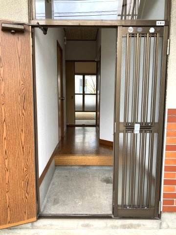 保古ハイツのエントランス