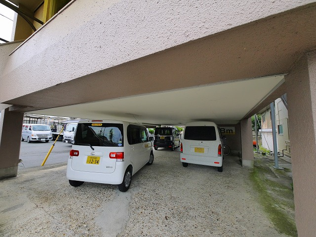 二条大路店舗の駐車場