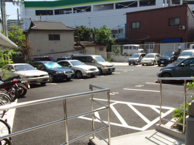 ウィスタリア三国の駐車場