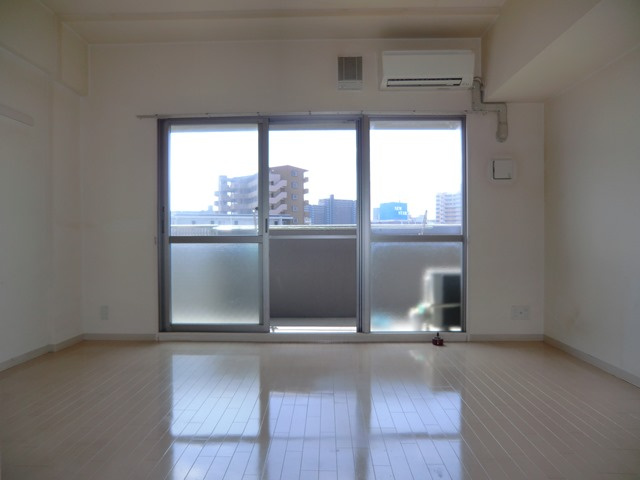 ウィスタリア三国の洋室