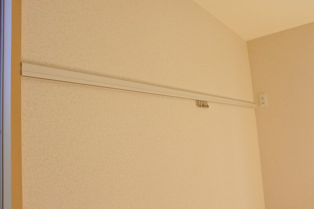 ブルースカイコートの設備|コートやバッグなどがかけられます。