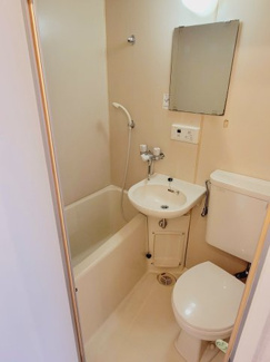 【浴室】 | ミモザビル | ミモザビル　３点ユニットバスで、バストイレは一緒ですが、その分お部屋のスペースを広く使え、また掃除も楽ちんです。