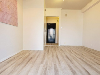 【内装】 | ミモザビル | ミモザビル　洋室７．５帖（ベランダ側から）