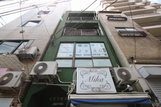 【外観】 | ミモザビル | ミモザビル 鶯谷駅から徒歩2分・入谷駅から徒歩8分の好立地。コンビニなど近くで買い物便利。言問通り沿いの物件です。鉄骨造4階建ての緑色のマンションです。