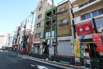 【外観】 | ミモザビル | ミモザビル 鶯谷駅から徒歩2分・入谷駅から徒歩8分の好立地。コンビニなど近くで買い物便利。言問通り沿いの物件です。鉄骨造4階建ての緑色のマンションです。