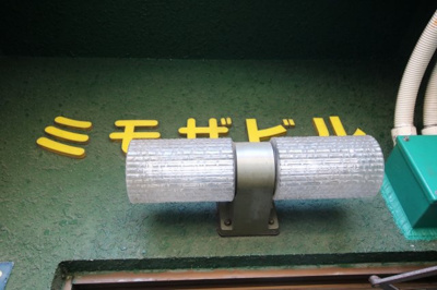 【エントランス】 | ミモザビル | ミモザビル　鶯谷駅から徒歩2分・入谷駅から徒歩8分の好立地。コンビニなど近くで買い物便利。言問通り沿いの物件です。鉄骨造4階建ての緑色のマンションです。