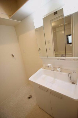 【洗面所】 | Blanc Rocco | シャワー付き独立洗面台で室内洗濯機もあります。