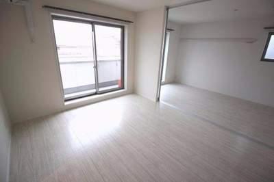 【居間・リビング】 | Blanc Rocco | 白いフローリングで明るいお部屋です。