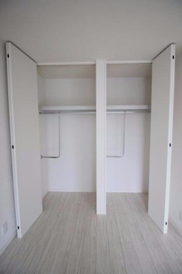 【収納】 | Blanc Rocco | 収納にはパイプハンガーがあり便利です。