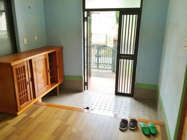 東金貸家の玄関