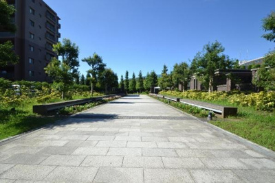 【エントランス】 | ユニヴェルシオール学園の丘 | エントランスへ続くアプローチ