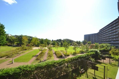 【展望】 | ユニヴェルシオール学園の丘 | リビング・和室からの眺望。広大なプライベート公園が緑豊かに広がります。

