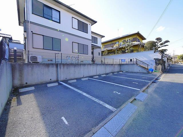 ビスタ朱雀の駐車場|車をお持ちの方に嬉しい駐車場付きの物件です