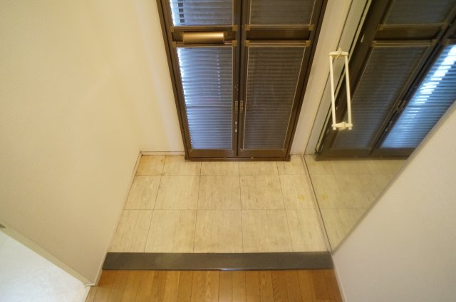 ジャルダン宝塚中山台弐番館Ｂ棟の玄関