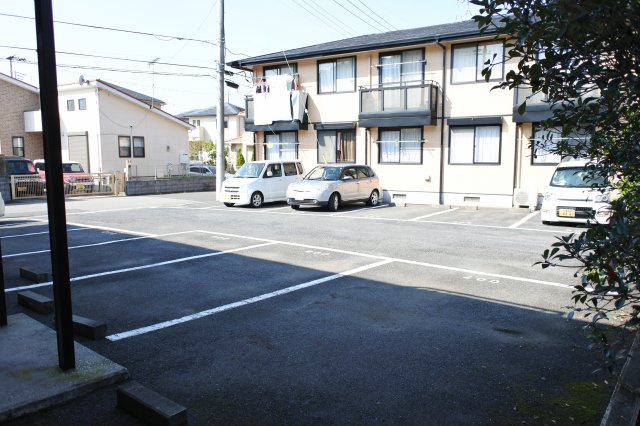 グリーンヒルズK棟の駐車場