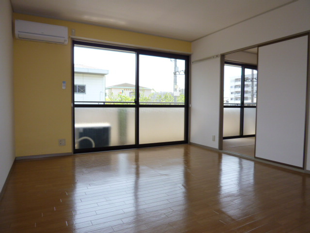 ファミーユ・ヴィラＣの居間・リビング