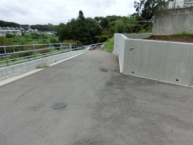 花見川区横戸町　売地　建築条件なし　約５８坪　更地の前面道路含む現地写真|花見川区横戸町　売地　約５８坪　建築条件なし