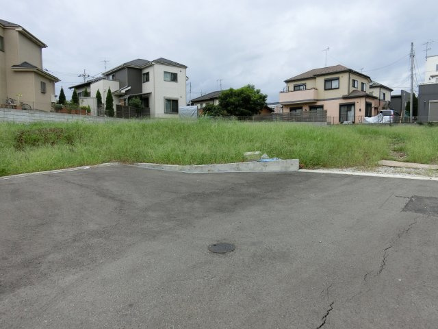 花見川区横戸町　売地　建築条件なし　約５８坪　更地の前面道路含む現地写真