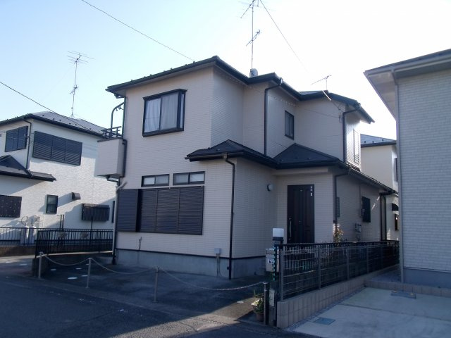 鴻巣市稲荷町の中古一戸建の前面道路含む現地写真