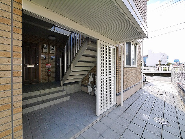 サンコートのエントランス|落ち着いたエントランスです