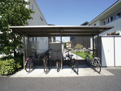 【その他共用部分】 | ラ・カンパーニュＢ | 屋根付きの駐輪場と、各お部屋に外物置が付いています♪