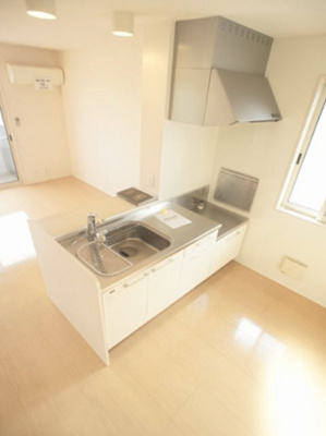 【キッチン】 | ラ・カンパーニュＢ | 人気の対面キッチン♪換気できる窓があります。