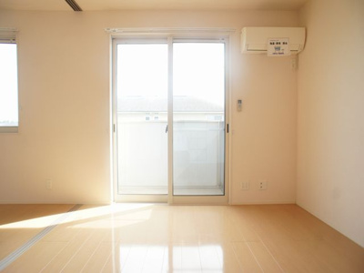 【居間・リビング】 | ラ・カンパーニュＢ | 快適に過ごせるエアコンが付いています♪