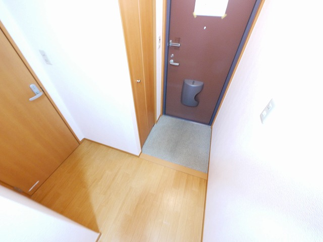 サンクコール朝和　A棟の玄関|収納もある玄関です