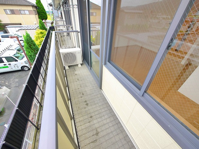 サンクコール朝和　A棟のバルコニー|お洗濯にも便利なバルコニー付き