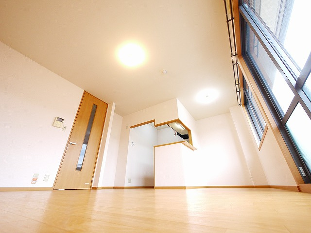 サンクコール朝和　A棟の洋室|こちらのリビングで趣味の時間をお楽しみください