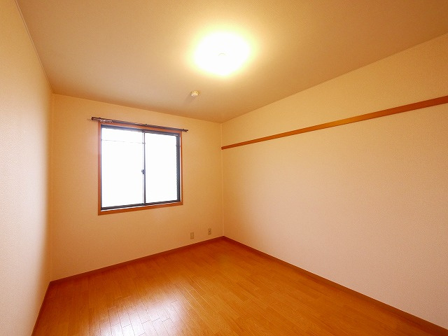 サンクコール朝和　A棟の寝室|明るい洋室です