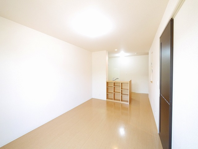 ブリリアントコートの居間・リビング|フローリングのお部屋はお掃除もしやすいです