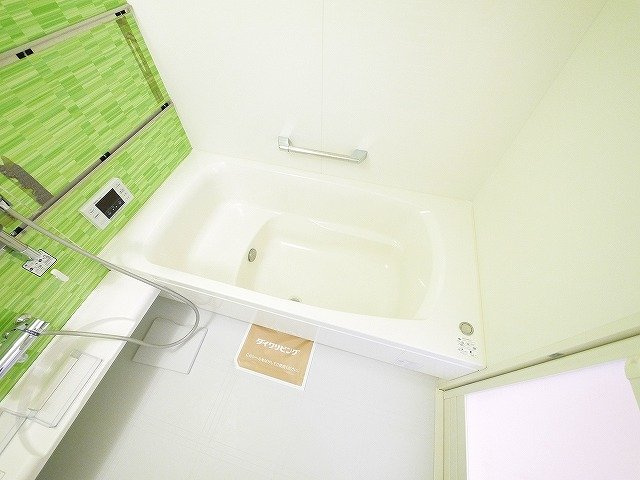 ブリリアントコートの居間・リビング|窓が大きいので採光も充分です